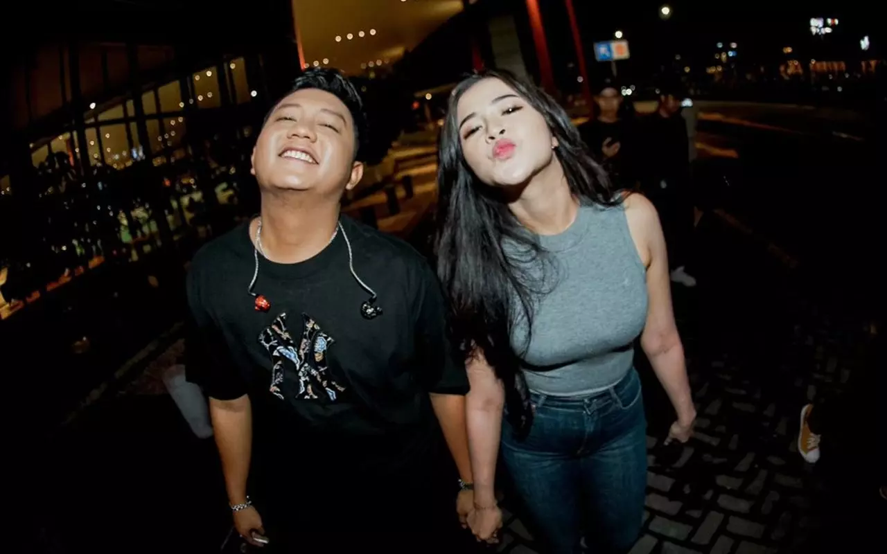 Denny Caknan dan Bella Bonita Lakukan ‘Freestyle Jamping’ di Pinggir Pantai Bikin Geleng-Geleng