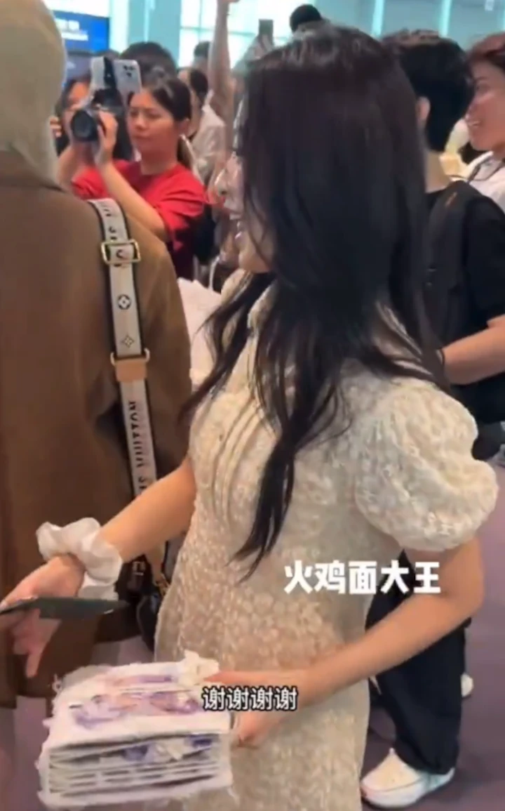 Momen Ahyeon BABYMONSTER Diduga Langgar Aturan YG Tuai Perhatian