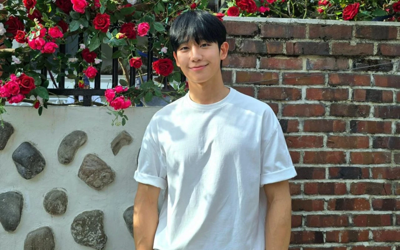 Foto Paspor Jung Hae In Viral Dikaitkan Photo Card Film 'I, The Executioner'