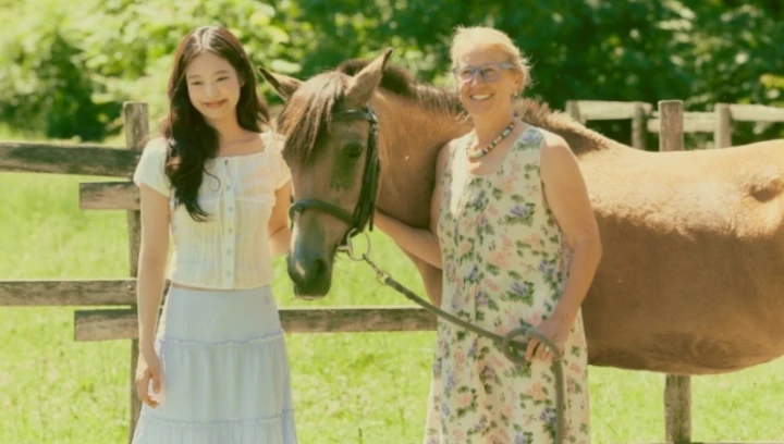 Jennie BLACKPINK Ditegur \'Ibu\' Gegara Asyik Ngobrol dengan Tamu Cowok di \'My Name is Gabriel\'