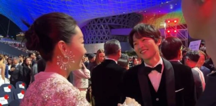 Interaksi Akrab Song Joong Ki & Aktris Tiongkok Zhou Dongyu Curi Perhatian