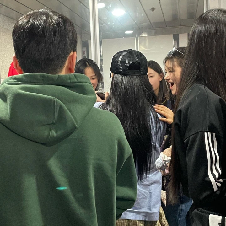 Interaksi Jennie BLACKPINK & NewJeans di Konser 2NE1 Disambut Heboh
