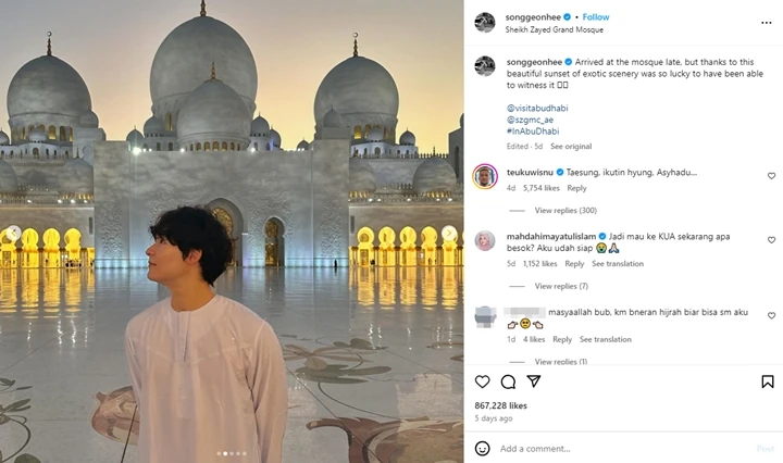 Gaya Song Geon Hee Aktor \'Lovely Runner\' Pakai Gamis di Masjid Curi Perhatian