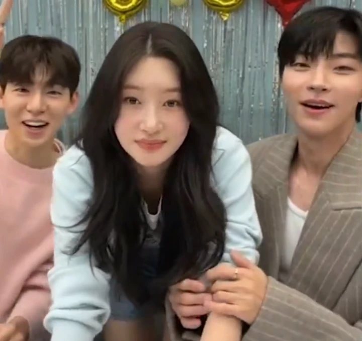 Gestur Mesra Hwang In Yeop ke Jung Chae Yeon saat Promosi Drama Disambut Heboh