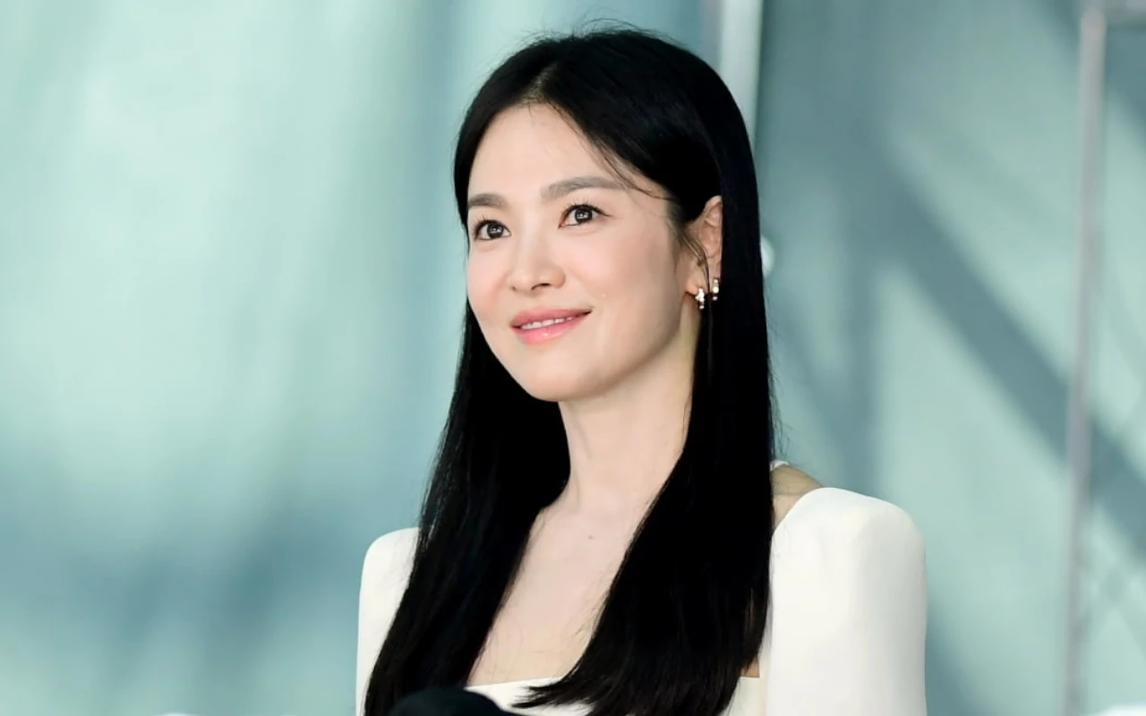 Potret Song Hye Kyo Dirangkul Cowok saat Kondangan Curi Perhatian