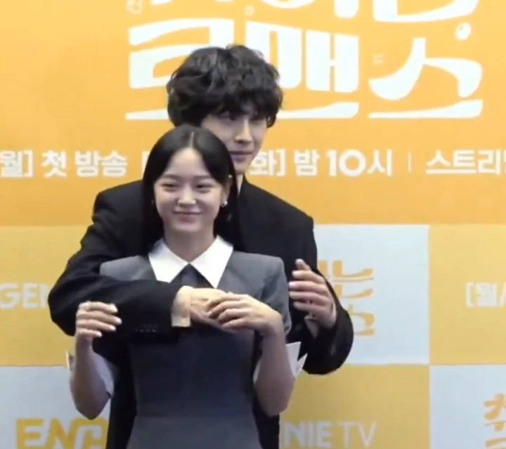 Skinship Kim Sejeong & Lee Jong Won di Jumpa Pers \'Brewing Love\' Bikin Gemas