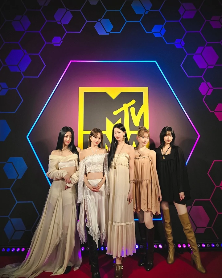 Gaya Busana LE SSERAFIM di MTV EMA 2024 Banjir Kritik