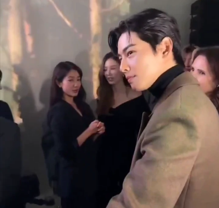Cara Park Shin Hye Menatap Cha Eunwoo saat Ketemu Jadi Bahan Gosip