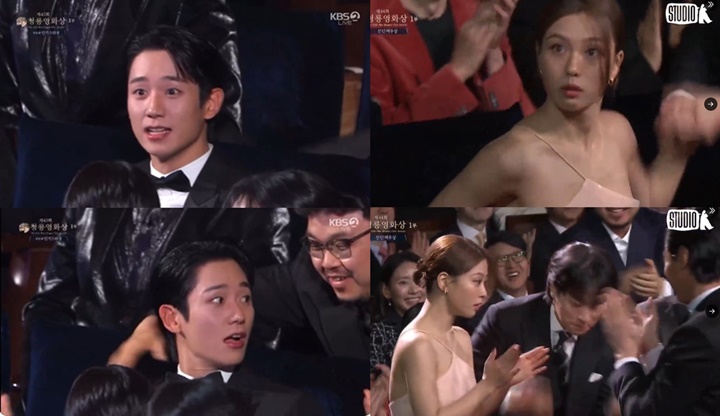 Ekspresi Lucu Jung Hae In Persis Go Min Si saat Menangkan Blue Dragon Film Awards 2024