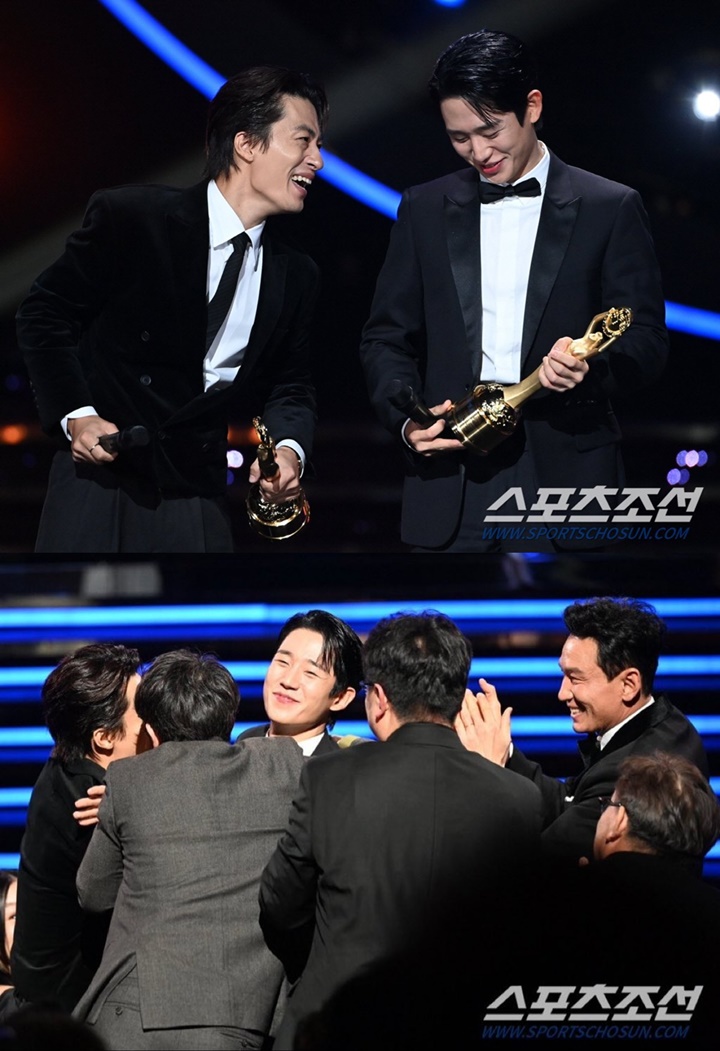 Ekspresi Lucu Jung Hae In Persis Go Min Si saat Menangkan Blue Dragon Film Awards 2024