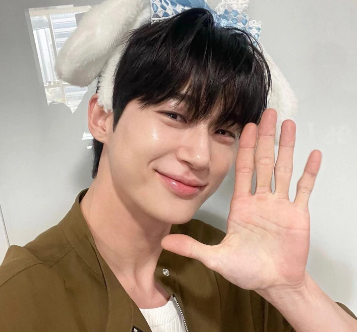 Perbandingan Tangan IU & Byeon Woo Seok saat Akting Bareng Bikin Penasaran
