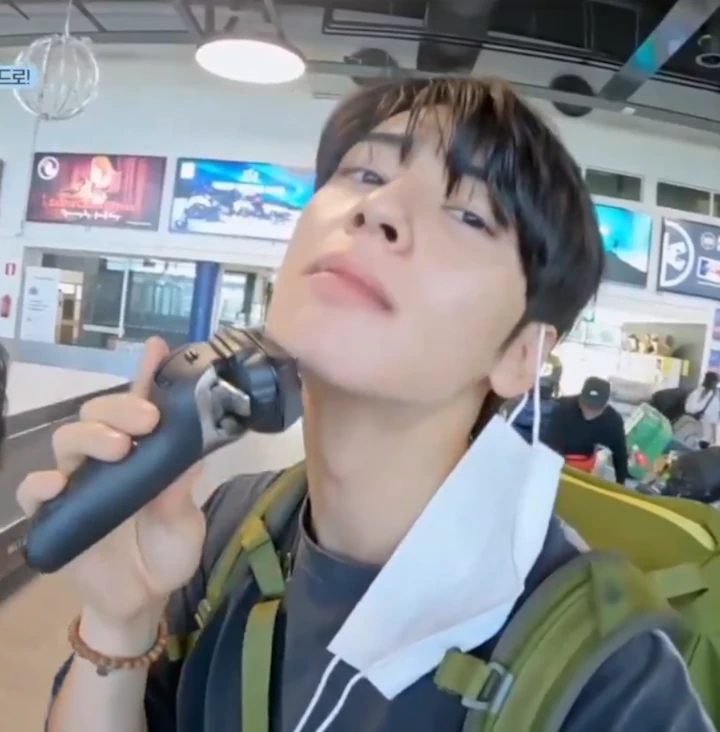 Aksi Cha Eunwoo Cukuran Jenggot di Bandara Buat Tercengang