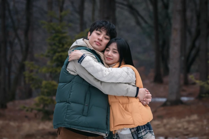 Pelukan Erat Jisoo BLACKPINK & Park Jung Min di \'Newtopia\' Bikin Gemas