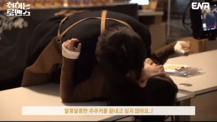 Gestur Lee Jong Won saat Syuting Ciumi Wajah Kim Sejeong di \'Brewing Love\' Bikin Salfok