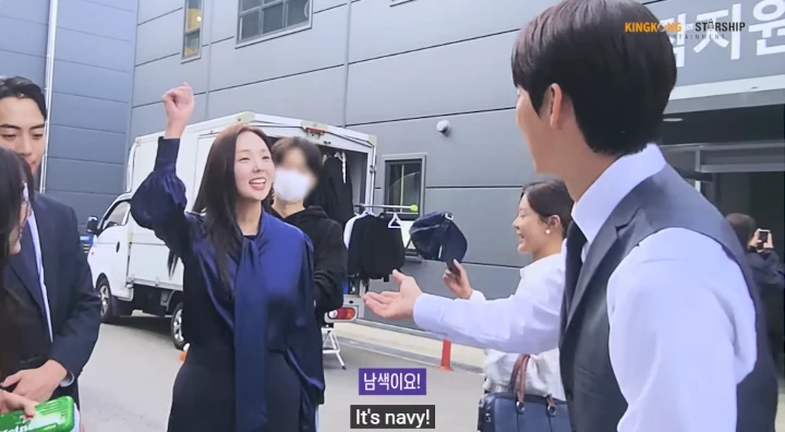 Chae Soo Bin Ikut Ngantri Minta Barang Hasil Desain Yoo Yeon Seok