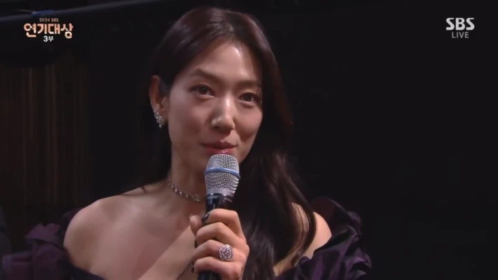 Park Shin Hye Serahkan Gelar Putri SBS ke Kim Hye Yoon