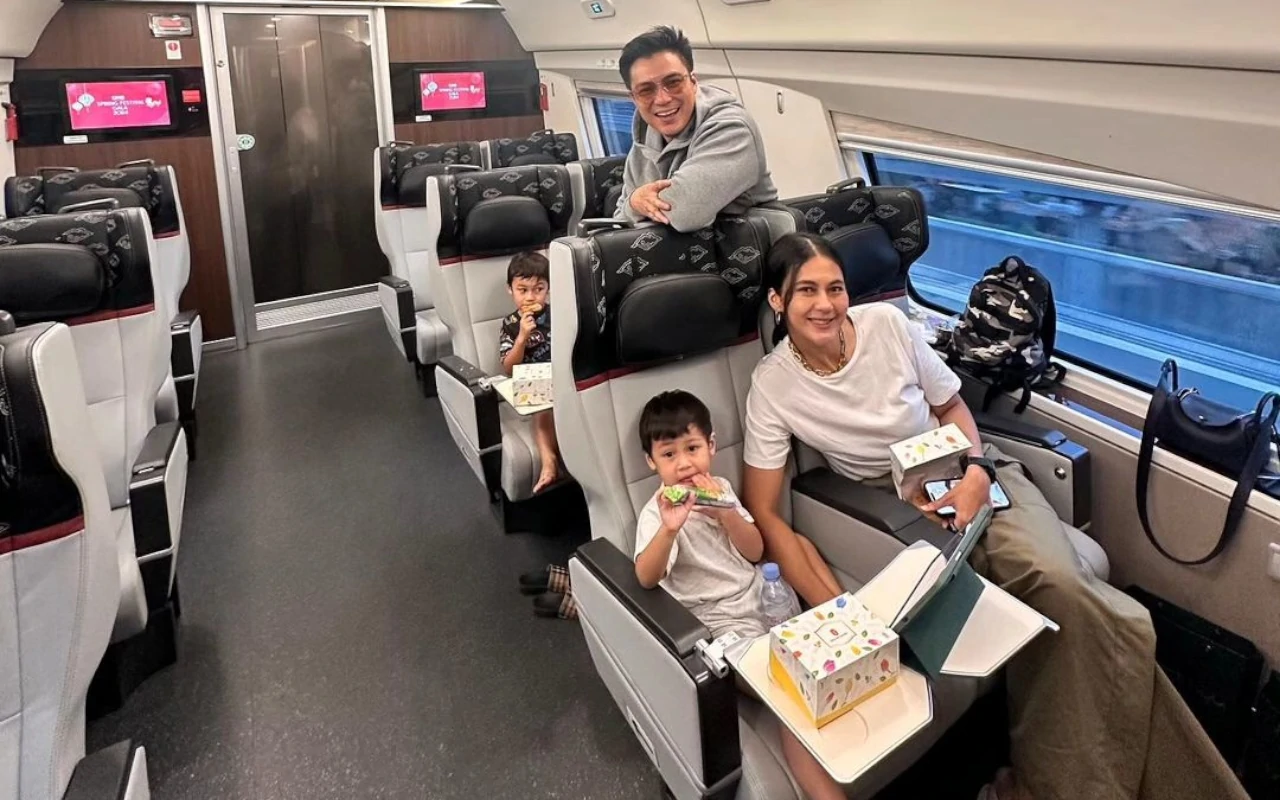 Aksi Putra Baim Wong Cuci Kaki Paula Bagai Bantah Isu Tak Mau Ketemu Ibu