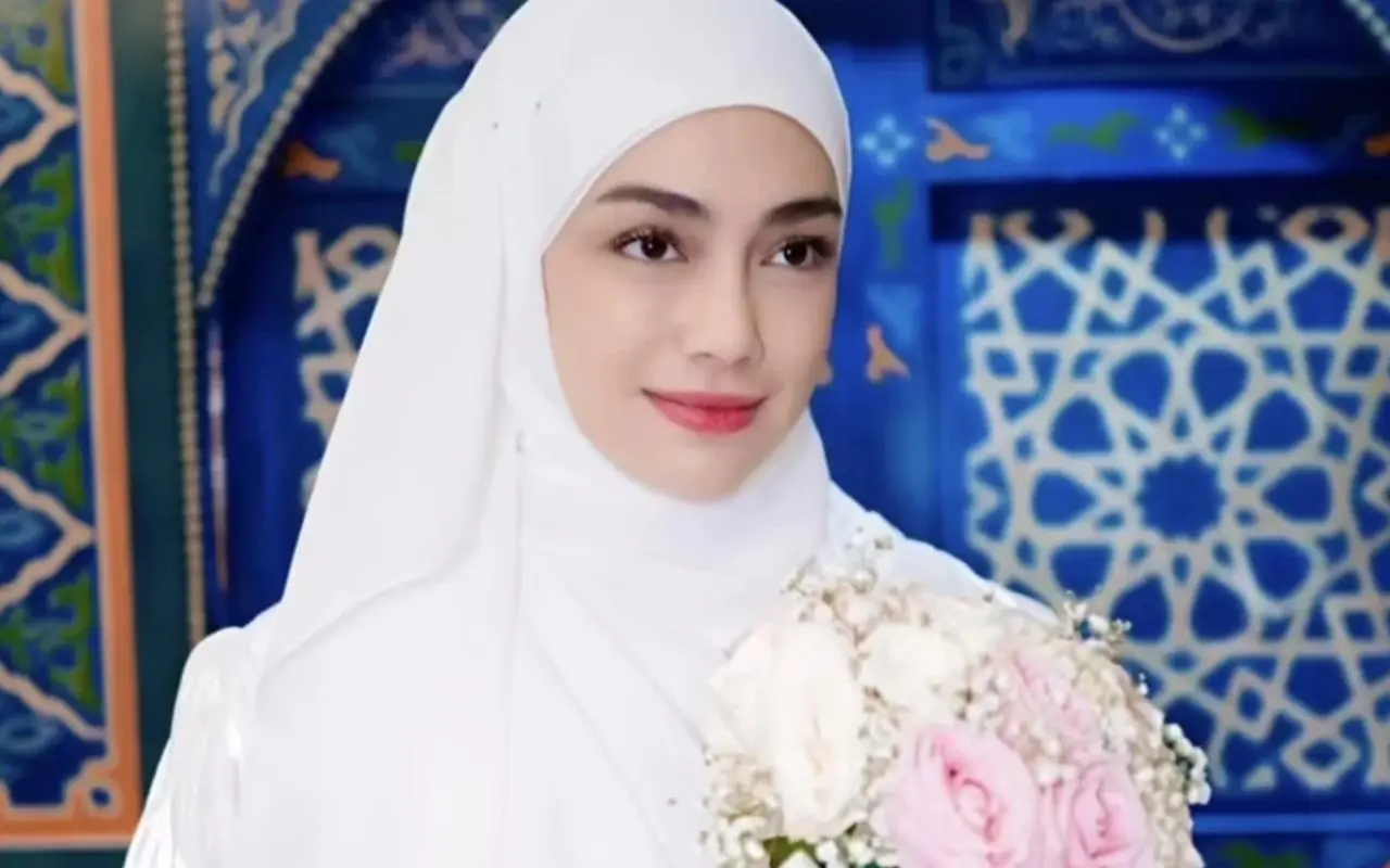 Putra Celine Evangelista Tegas Larang Ibu Pamer Rambut Tanpa Hijab Karena Status Mualaf