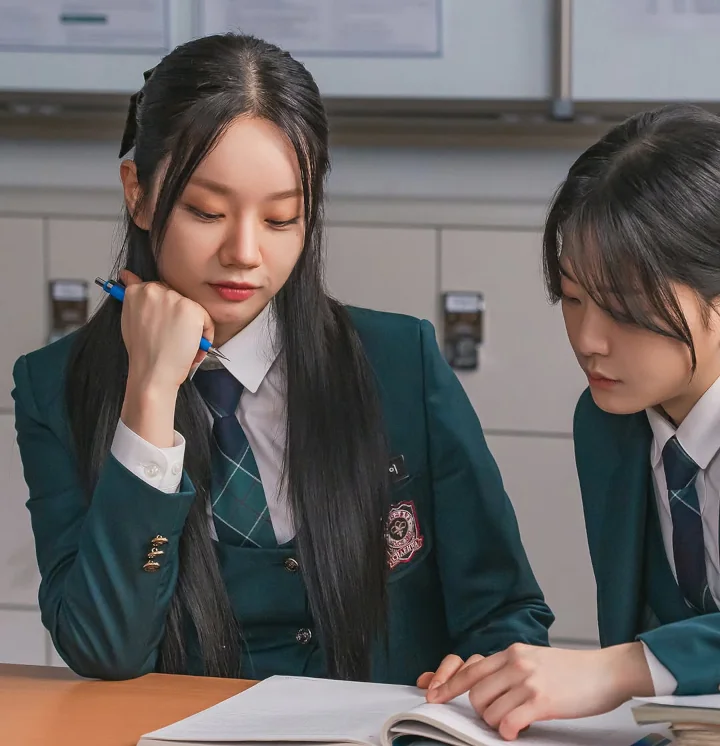 Gaya Hyeri Girl\'s Day Pakai Seragam di Usia 30 Tahunan untuk Drama Baru Disorot