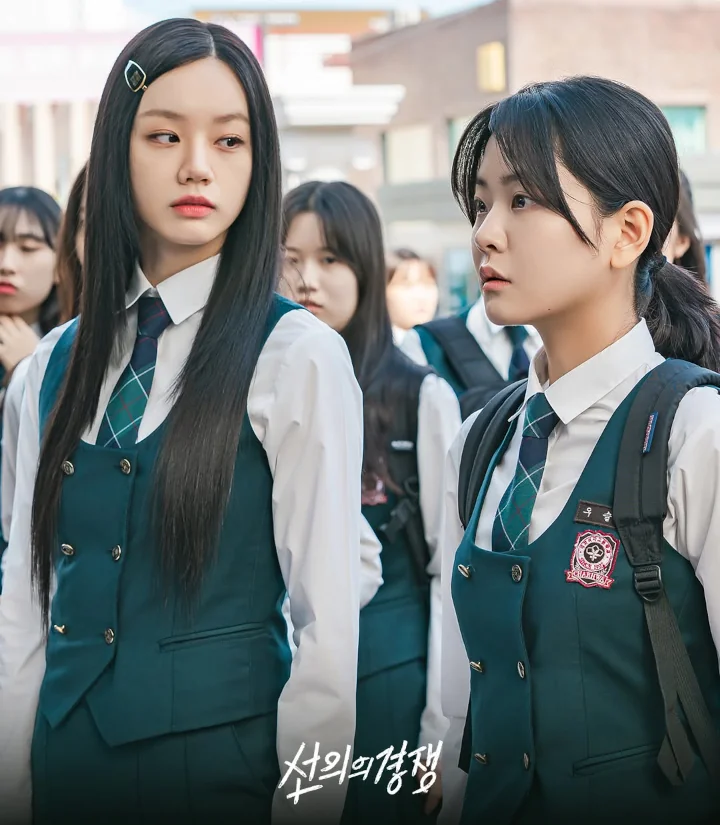 Gaya Hyeri Girl\'s Day Pakai Seragam di Usia 30 Tahunan untuk Drama Baru Disorot