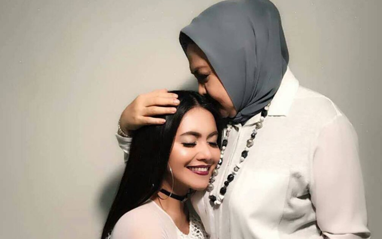 Obrolan Terakhir Emilia Contessa dan Denada hingga Kronologi Meninggal Mendadak Terkuak
