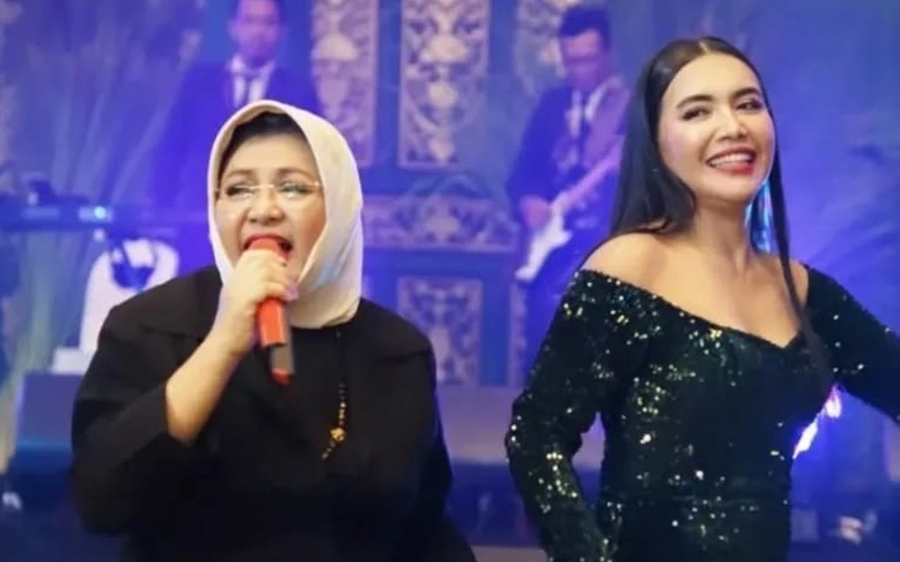 Denada Doakan Jenazah Emilia Contessa usai Sampai di Banyuwangi