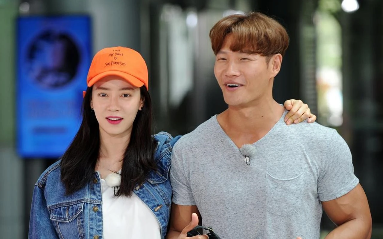 Gestur Song Ji Hyo & Kim Jong Kook Digoda Mirip Pengantin Baru di 'Running Man'