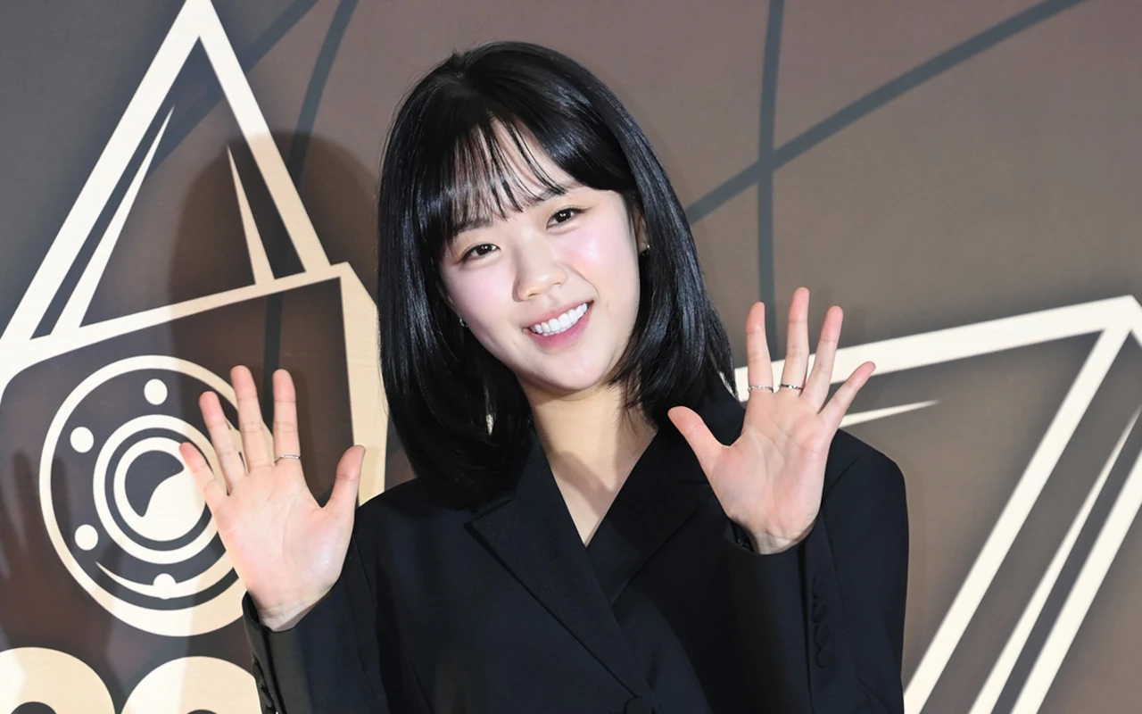 Ji Ye Eun Menangis saat Menang Piala Rising Star di SBS Drama Awards 2024