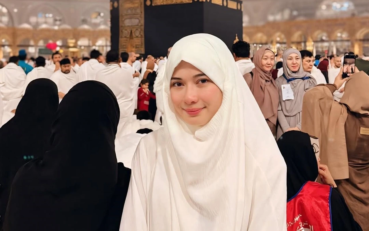 Iris Wullur Kembali Tampil Cantik Berhijab di Tengah Kisruh Rumah Tangga