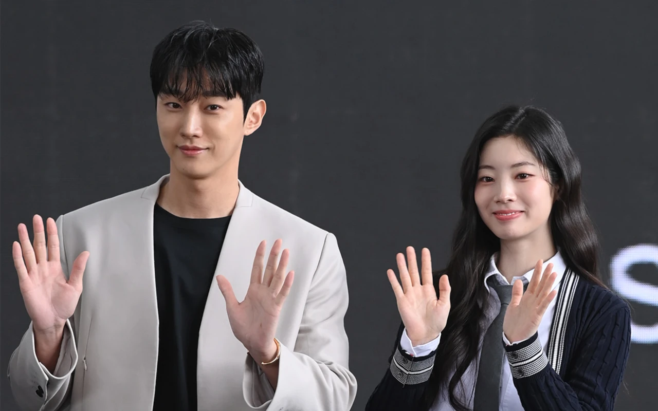 Jinyoung B1A4 Ungkap Reaksi Dahyun TWICE saat Syuting Ciuman 'You Are the Apple of My Eye'