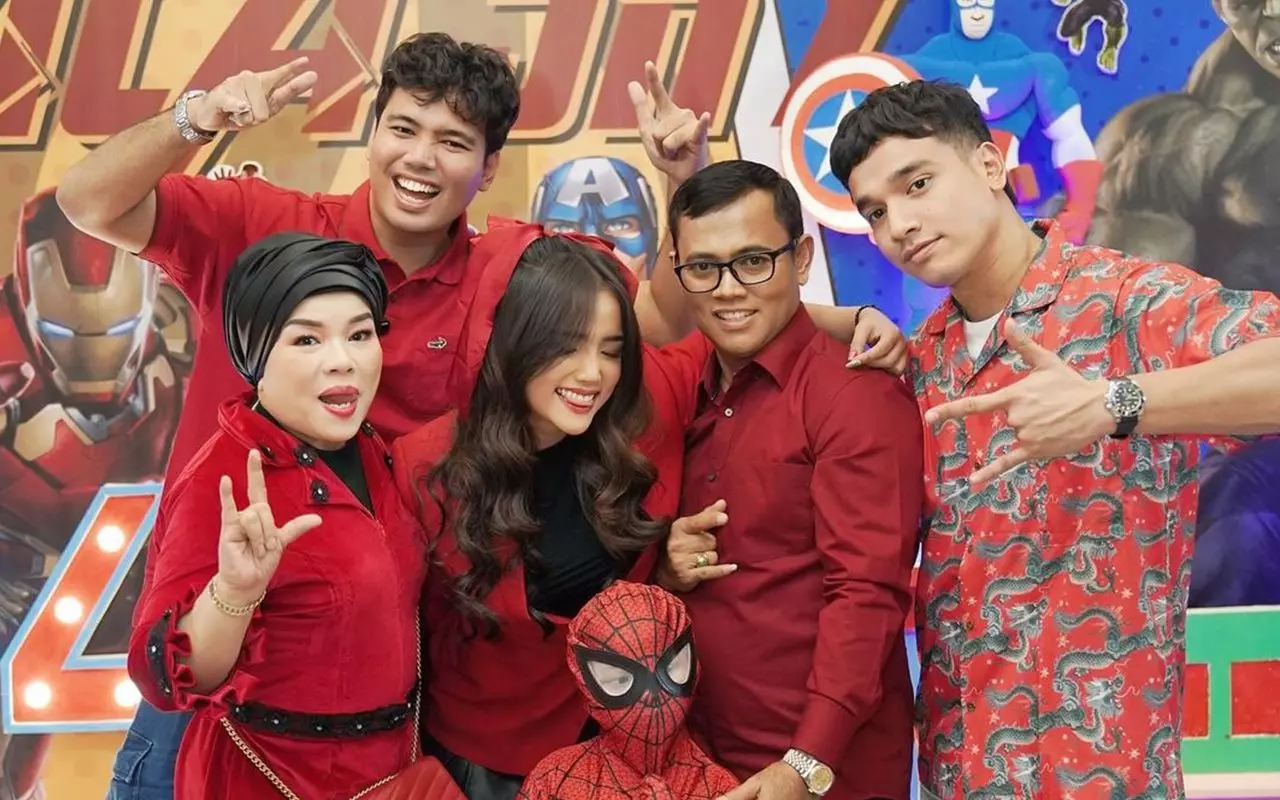 Fuji An Bareng Frans dan Fadly Faisal unggah Pesan Haru di Ultah Mendiang Kakak