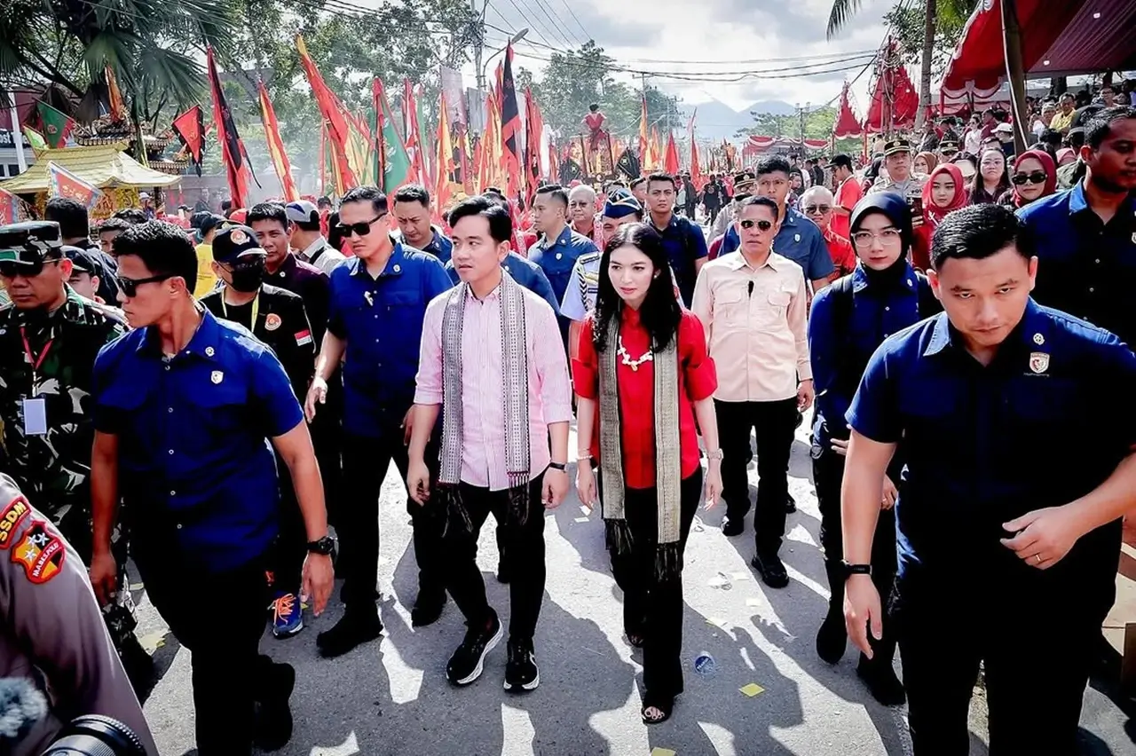 Adab Selvi Istri Wapres Gibran Jajan Pentol Dibandingkan Kades yang Viral Tertawakan Nasi Berkat