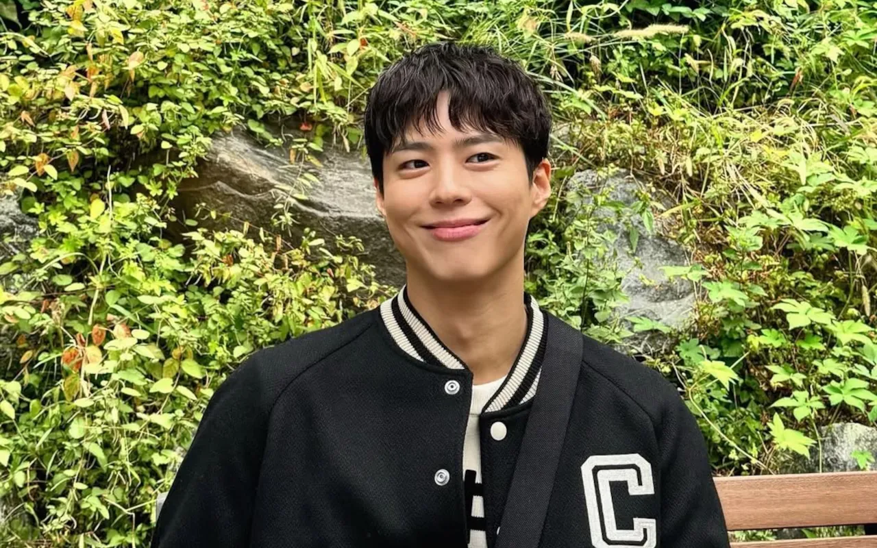 Perhatian Manis Park Bo Gum sebelum Wamil Dibongkar Staf 'Record of Youth'