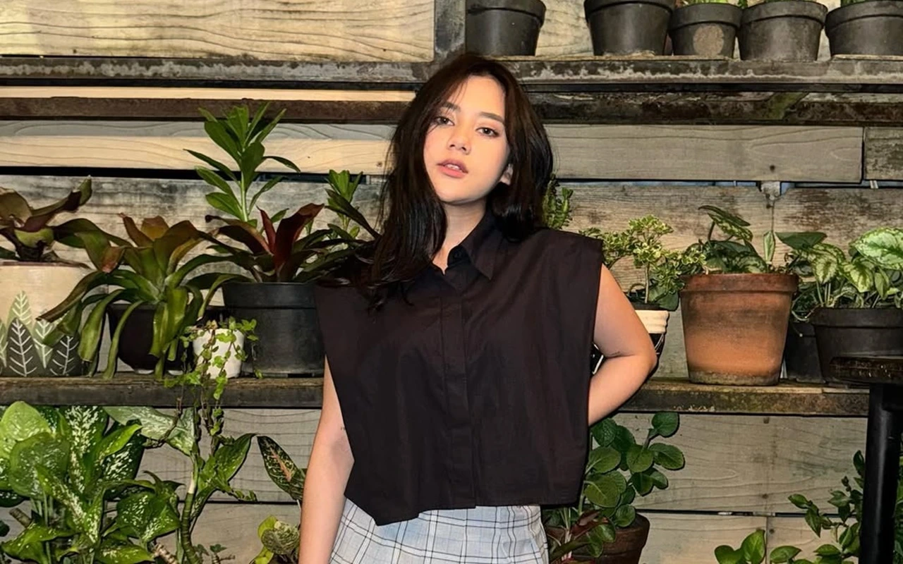 Ziva Magnolya Rela Belepotan Lumpur Demi Bersihkan Rumah Diduga Keluarga yang Kebanjiran