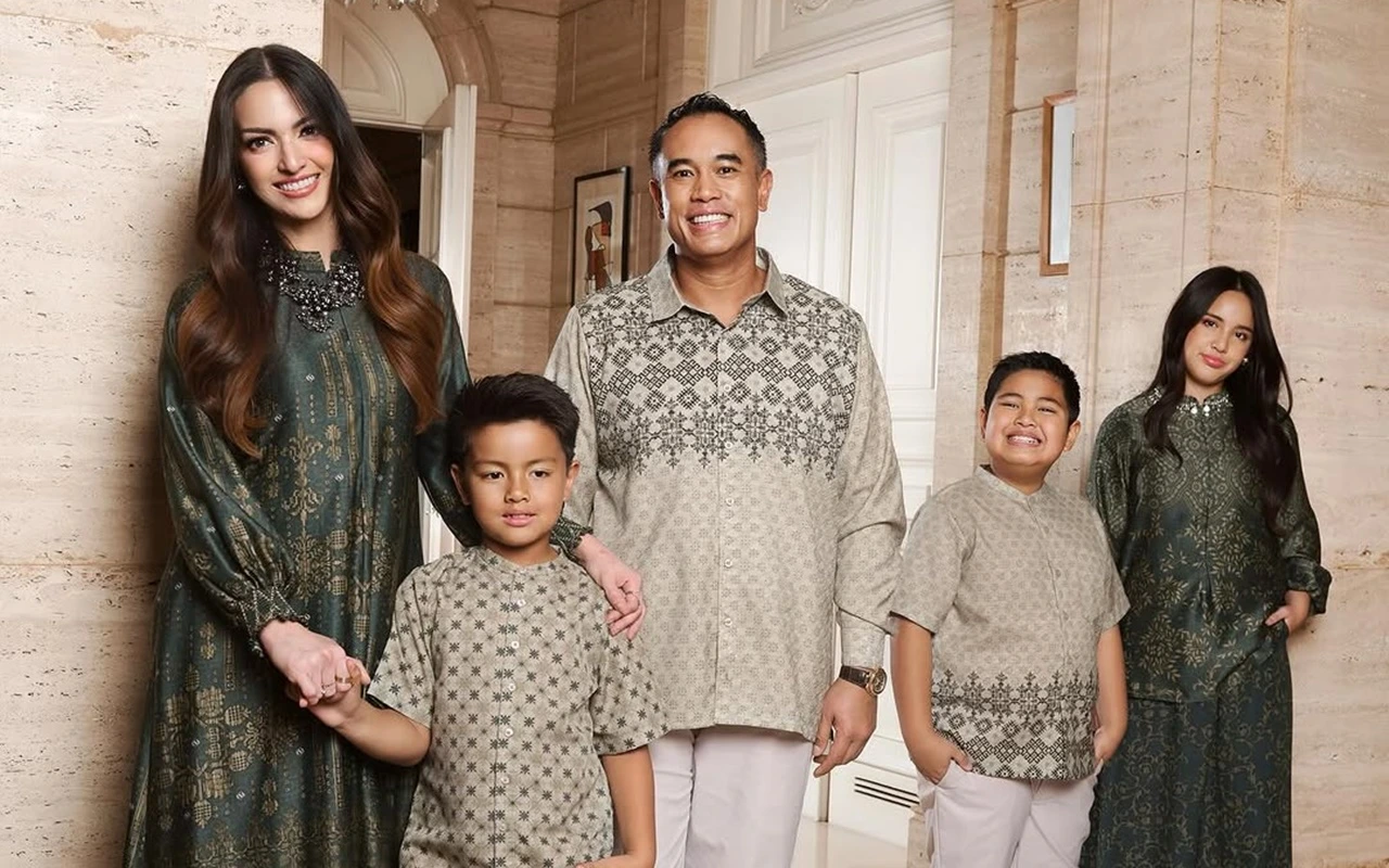 Visual Nia Ramadhani Kembaran Gamis Lebaran Bareng Putri Cantik Bagai Sister Goals