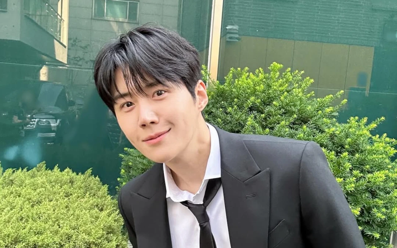 Rumor Kim Seon Ho Terima Bonus Rp22 Miliar Ditanggapi Agensi Cha Eunwoo