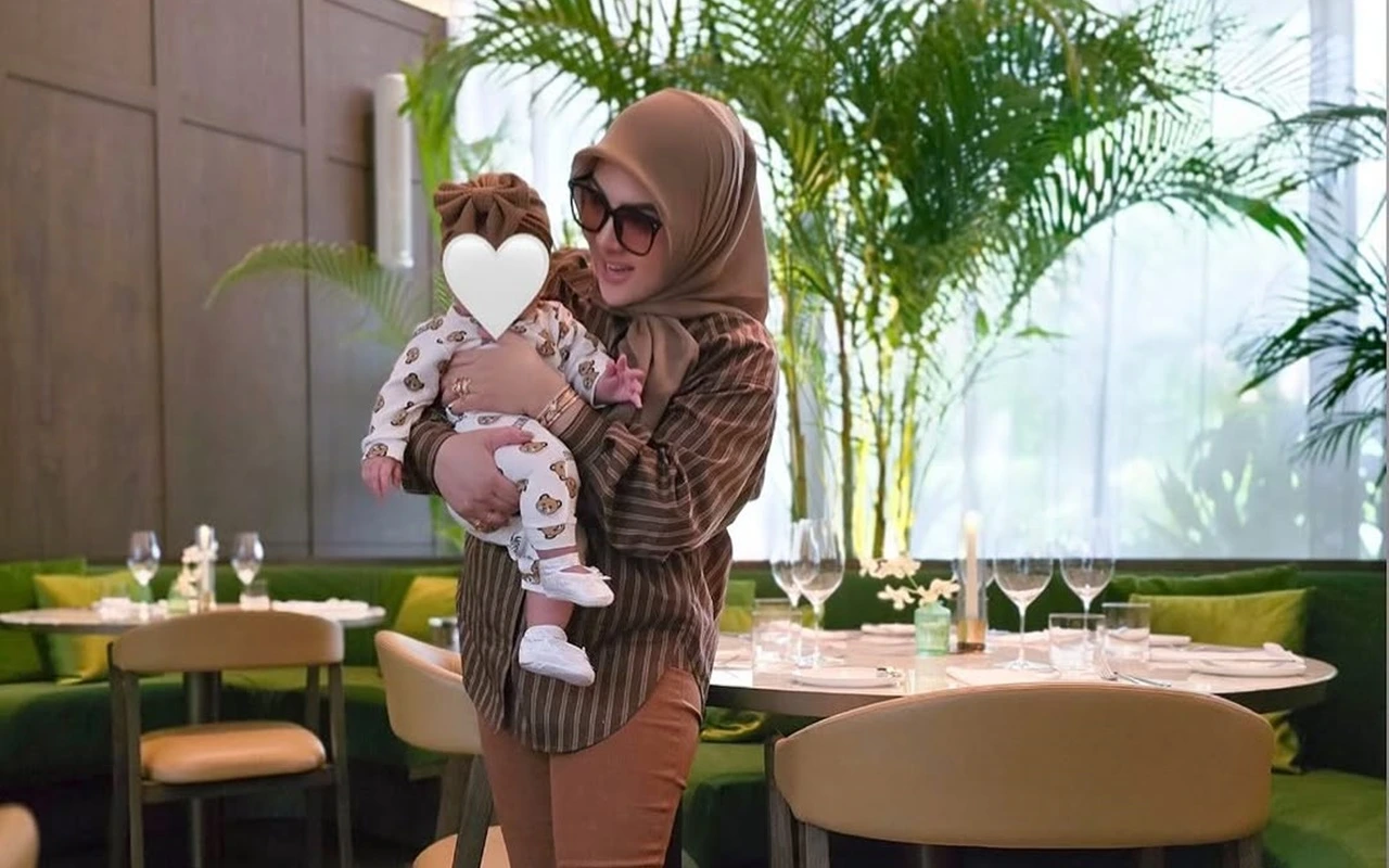 Reaksi Putri Syahrini saat Pakai Kaos Kaki Hermes Jadi Bukti Merakyat dari Kecil
