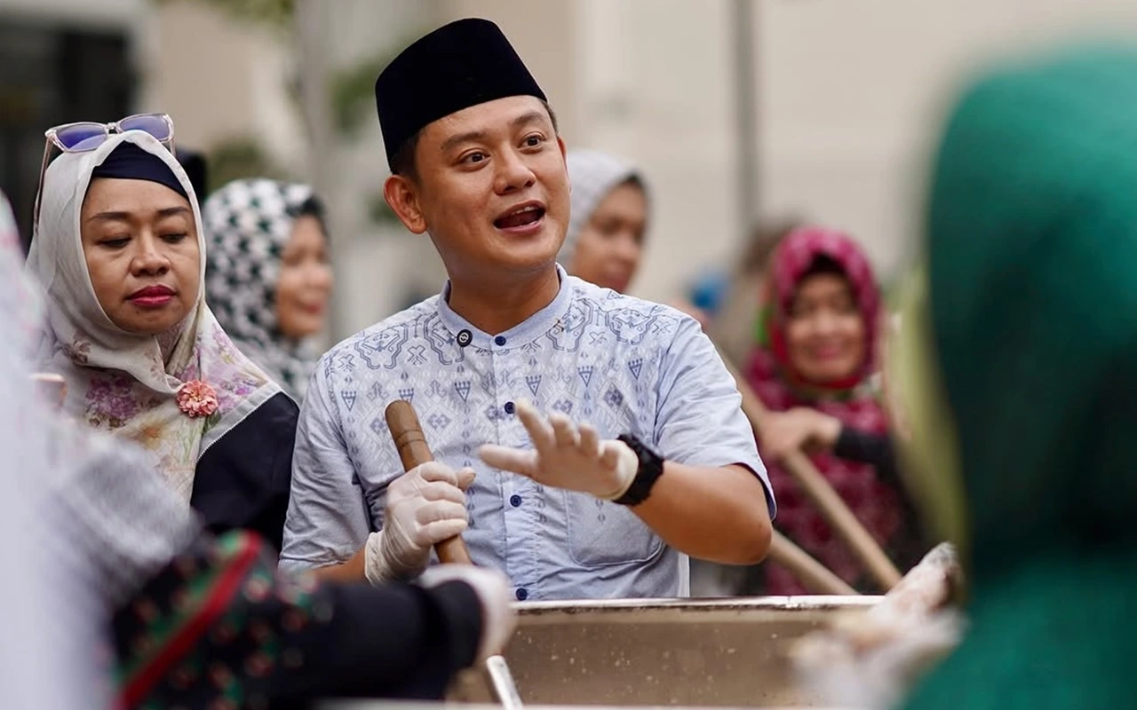 Detik-Detik Bobon Santoso Resmi Mualaf Dipandu Ustaz Derry Sulaiman