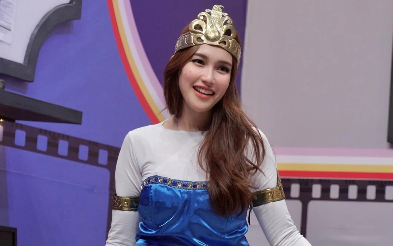 Ayu Ting Ting Pakai Piyama ala Jin BTS saat Grebek Sahur ke Rumah Tetangga