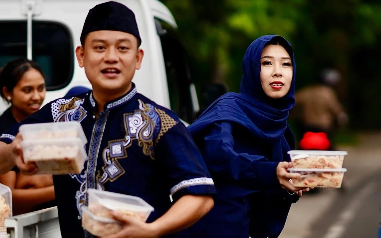 Istri Bobon Santoso Dipuji Cantik Berkerudung usai Viral Video Bagi Makanan di Pinggir Jalan