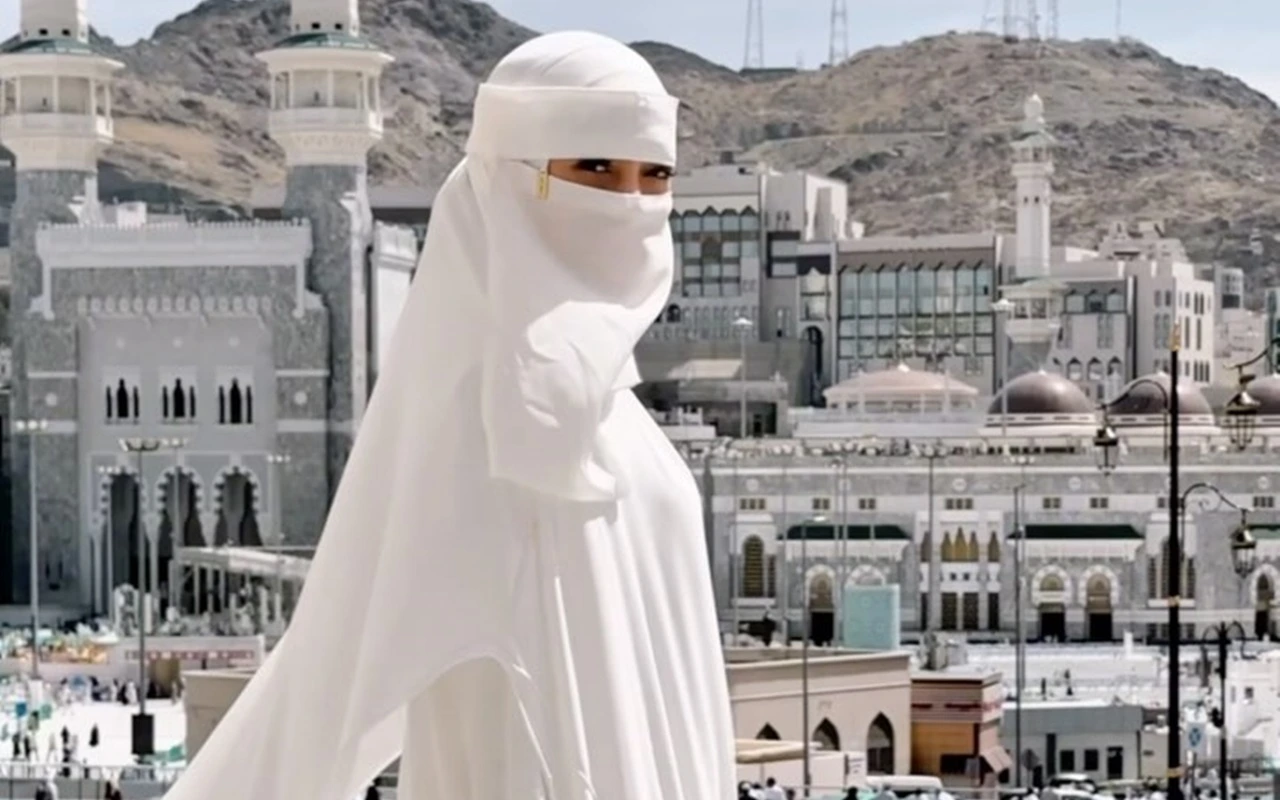 Celine Evangelista Nangis Cium Ka'bah saat Umrah Pertama Pasca Mualaf