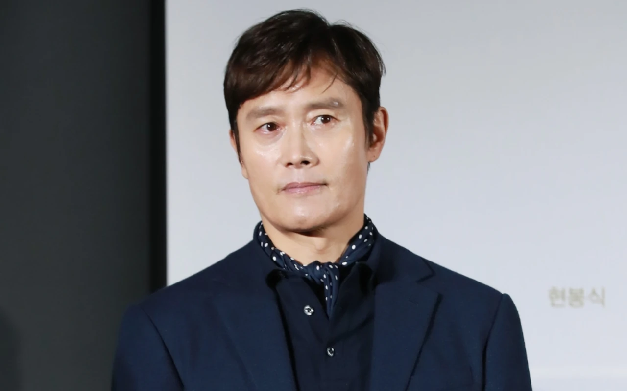 Lee Byung Hun Akui Pernah Takut Terekspos Punya Gangguan Panik
