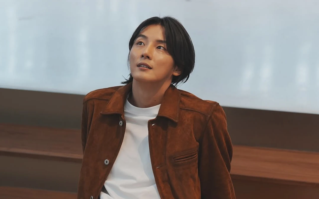 Penampilan Baru Yoon Shi Yoon di Luar Negeri Picu Kekhawatiran