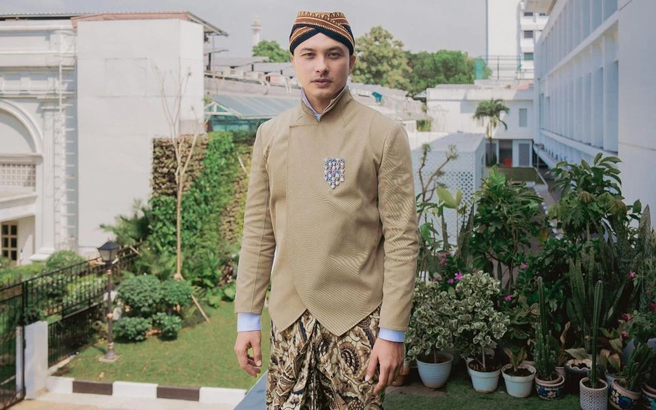 Geger Nicholas Saputra Dikira Pamer Cincin di Jari Manis saat Bikin Ketupat Lebaran