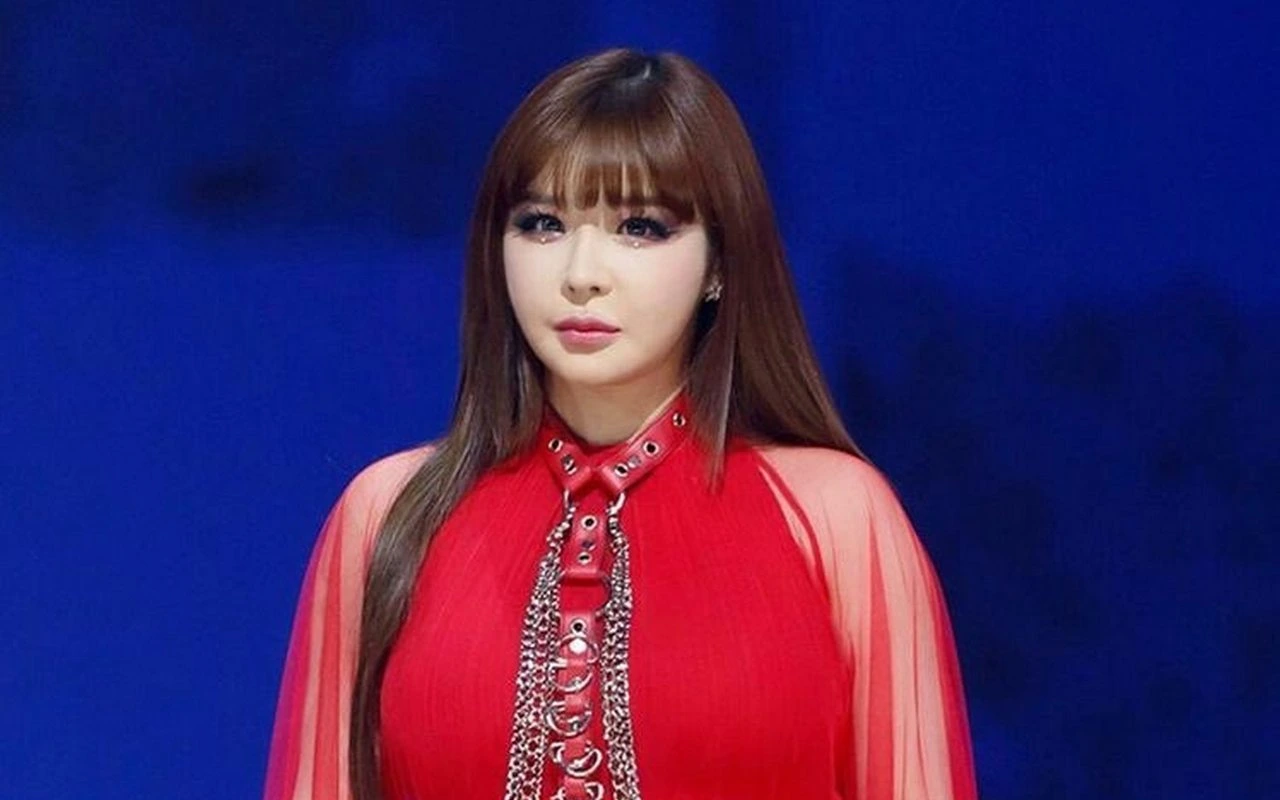 Wajah Park Bom Digunjing Gara-Gara Pakai Filter Berlebihan