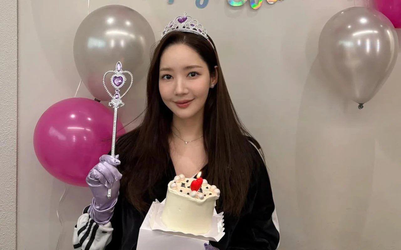 Rambut Pink Blonde Park Min Young untuk Drama Baru Kejutkan Publik