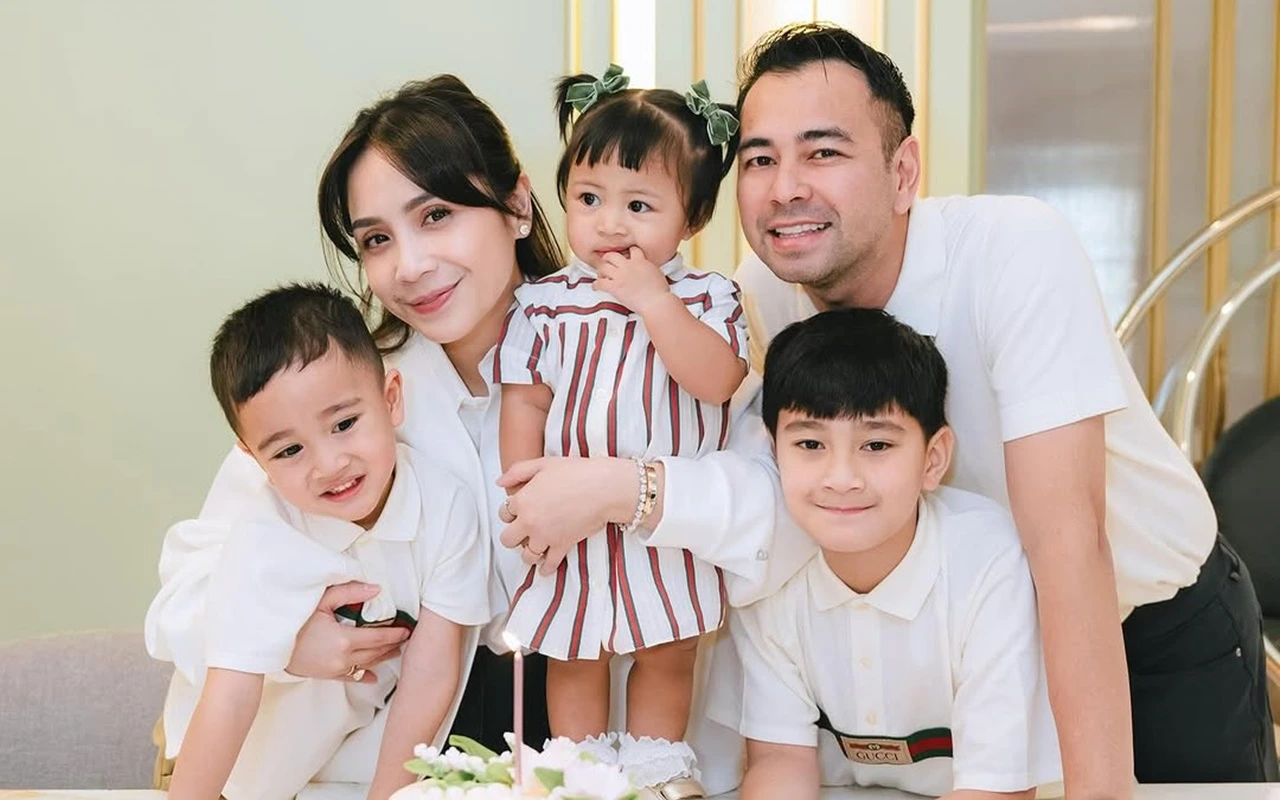 Visual Estetik Nagita Slavina Duduk di Kasur Kapuk hingga Style Rafathar Dikawal Bodyguard Disorot