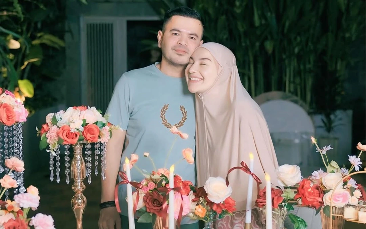 Irish Bella Diratukan Suami saat Dapat Kejutan Ultah dan Kue Raksasa