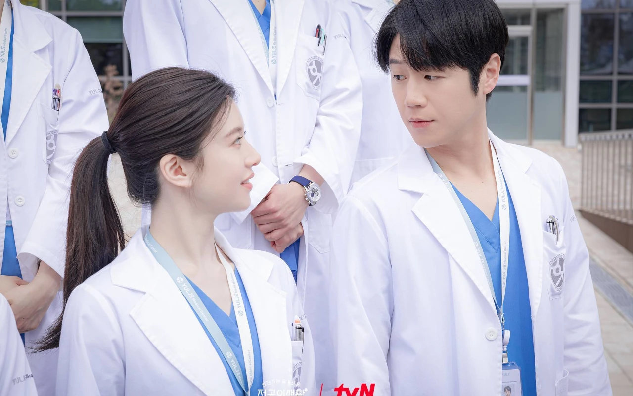 Go Yoon Jung Akui Bakal Terus Flirting ke Jung Joon Won di 'Resident Playbook'