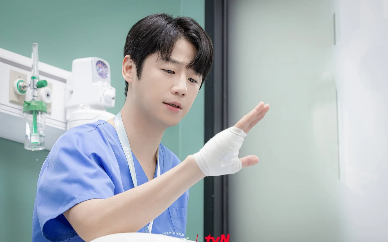 Akting Jung Joon Won Jadi Ipar Go Yoon Jung di 'Resident Playbook' Tuai Perhatian